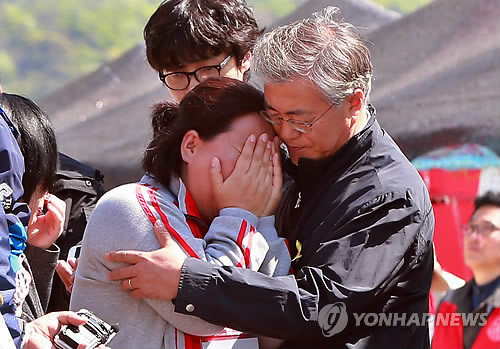 ▲ 전날 문화제를 마지막으로 장외 투쟁 중단이 논의되고 있던 31일 진도 팽목항을 방문한 문재인 의원. ⓒ연합뉴스