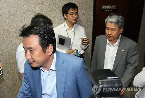 ▲ 새정치민주연합 김영환·김동철 의원이 28일 박영선 원내대표에게 장외투쟁 중단을 요구한 후 원내대표실을 나서고 있다. ⓒ연합뉴스