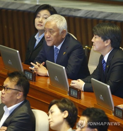 ▲ 새정치민주연합 박영선 국민공감혁신위원장 겸 원내대표와 김한길, 안철수 의원 등이 1일 오후 국회 본회의장에서 열린 정기국회 개회식에서 정의화 의장의 발언을 듣고 있다. ⓒ연합뉴스