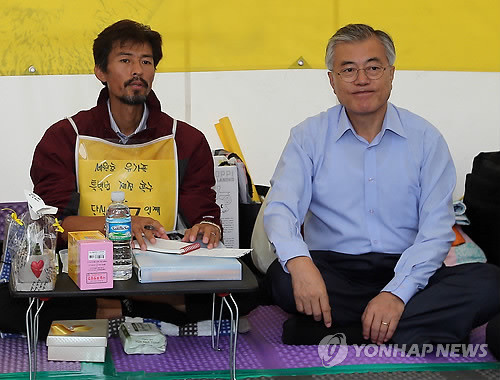 ▲ 광화문 광장서 단식중인 유가족 김영오와 새민련 문재인 의원.