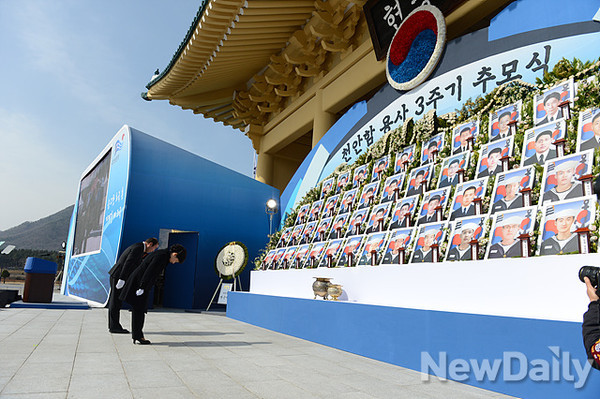 ▲ 2013년 3월, 천안함 3주기 추모식에 참석한 박근혜 대통령. 북한은 4년이 지난 지금까지도 우리 측에 사과 한 마디 하지 않았다. [자료사진]