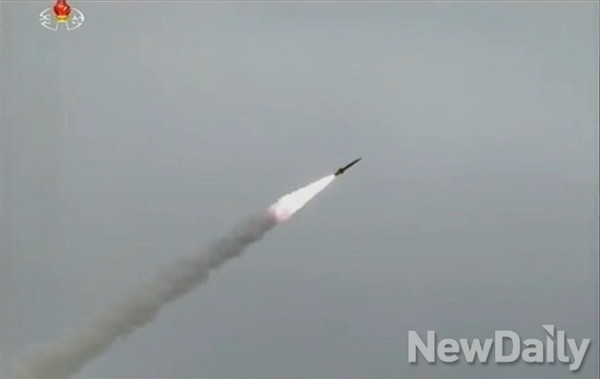 ▲ 지난달 14일 발사된 신형 전술 미사일 'KN-10'.ⓒ뉴데일리DB