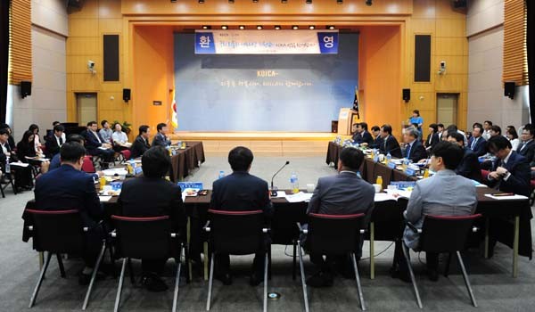 ▲ 새누리당 유기준, 유승민 의원과 KOICA 직원 간의 간담회 모습 [사진: KOICA 제공]