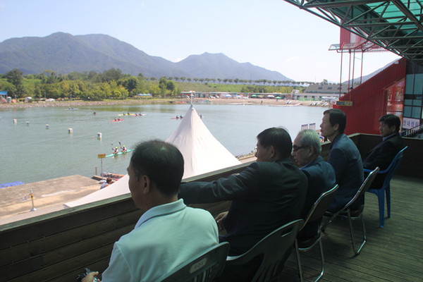 ▲ 김영수 인천 아시안게임 조직위원장이 미사리 카누 경기장을 찾았다. 가운데 안경을 쓴 사람이 조직위원장이다.ⓒ인천 아시안게임 조직위원회