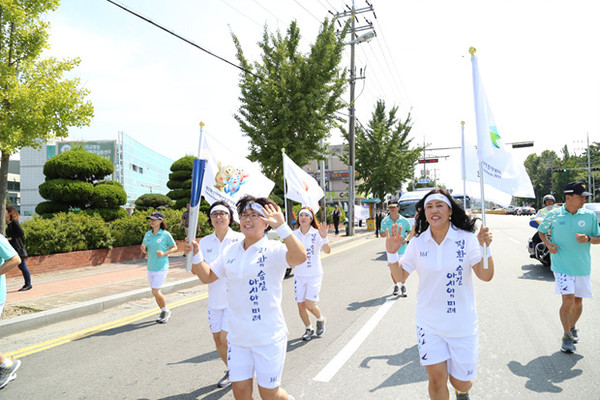 ▲ 인천 아시안게임 성화는 1일 전북 익산을 시작으로 충남 논산과 계룡을 거쳐 첨단과학기술의 중심지 대전에 안치됐다.ⓒ인천 아시안게임 조직위원회