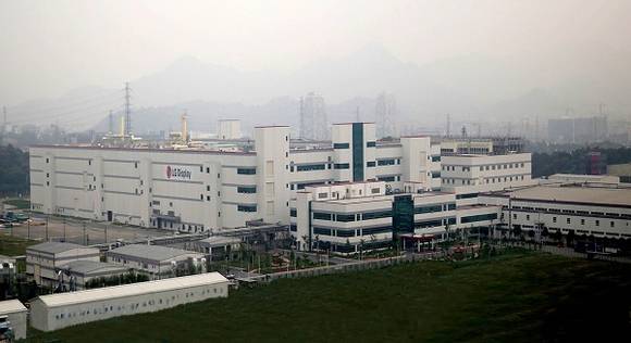 ▲ 1일 LG디스플레이는 중국 광둥성 광저우시 첨단기술산업 개발구에 위치한 LG디스플레이 차이나의 8.5세대(2,200mm x 2,500mm) LCD 패널 공장 준공식을 열었다. 사진은 광저우 패널 공장 전경이다. ⓒLG디스플레이 제공