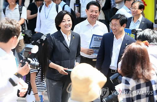 ▲ 새정치민주연합 박영선 국민공감혁신위원장과 김영록 원내수석부대표 등 원내 지도부가 정기국회가 개회한 여의도를 비우고 2일 진도 팽목항으로 향했다. 사진은 지난달 28일 명동 장외투쟁에서 리플렛을 나눠주고 있는 박영선 위원장과 김영록 수석부대표. ⓒ연합뉴스DB