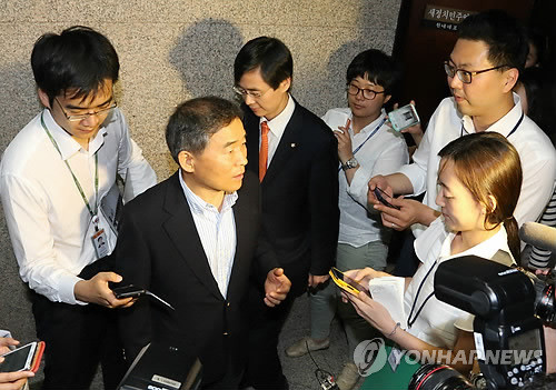 ▲ 새정치민주연합 합리파 의원들은 1일 여의도 모처에서 오찬 회동을 갖고 장외 투쟁 중단과 국회 복귀에 뜻을 모았다. 사진은 28일 새정치연합 원내대표실을 방문해 박영선 국민공감혁신위원장에게 장외 투쟁 중단을 건의한 합리파의 김영환, 조경태 의원. ⓒ연합뉴스DB