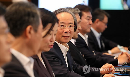 이주영 해양수산부 장관(오른쪽)이 2일 오전 청와대 위민관 영상국무회의실에서 열린 국무회의에서 박근혜 대통령의 입장을 기다리며 자리에 앉아 있다. ⓒ 연합뉴스