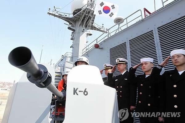 ▲ 故민평기 상사의 모친 윤청자 씨가 기탁한 돈으로 구입한 '3.26 기관총'에 해군들이 경례를 하고 있다. ⓒ연합뉴스. 무단전재 및 재배포 금지.