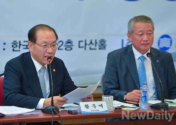 ▲ 황우여 사회부총리 겸 교육부 장관(왼쪽)과 안양옥 한국교원단체총연합회 회장(오른쪽)의 모습. ⓒ뉴데일리=정상윤 기자