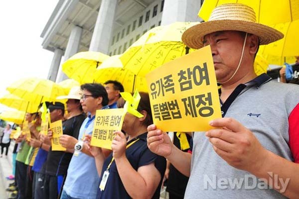▲ 국회 본관 앞에서 유가족 참여 세월호 특별법을 요구하는 '단원고 희생자 유가족'들. [자료사진]