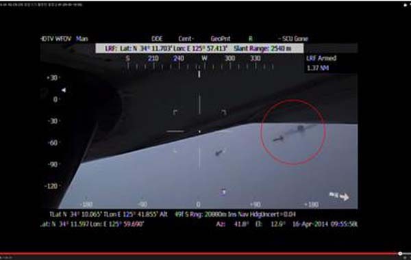 ▲ 잠수함 충돌설을 주장하는 사람들이 증거로 내놓은 사진. 하지만 이 사진 위 아래 좌표를 확인하면 사고 현장과 20km 거리의 사진이다. [사진: 음모론 반박 블로그 화면 캡쳐]