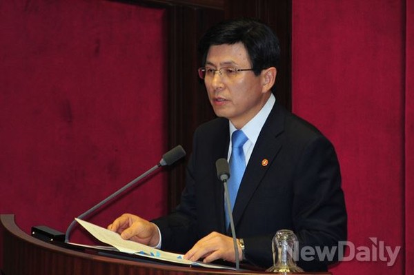 ▲ ▲ 표결에 앞서 황교안 법무부 장관은 이날 오후 국회 본회의장에서 송광호 의원 체포동의안과 관련해 발언하고 있다. ⓒ사진 이종현 기자