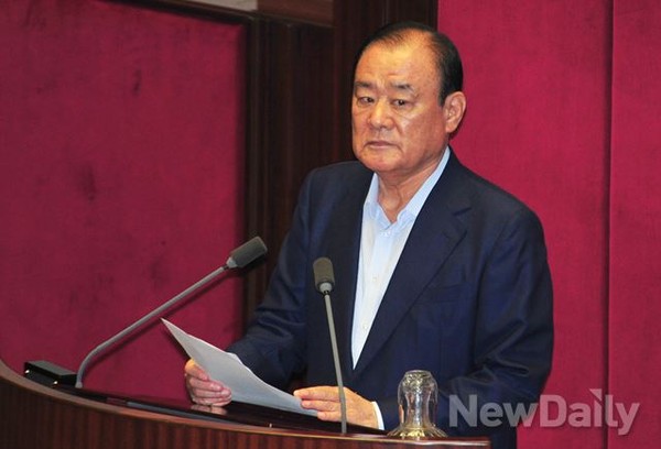 ▲ ▲ 표결에 앞서 황교안 법무부 장관은 이날 오후 국회 본회의장에서 송광호 의원 체포동의안과 관련해 발언하고 있다. ⓒ사진 이종현 기자