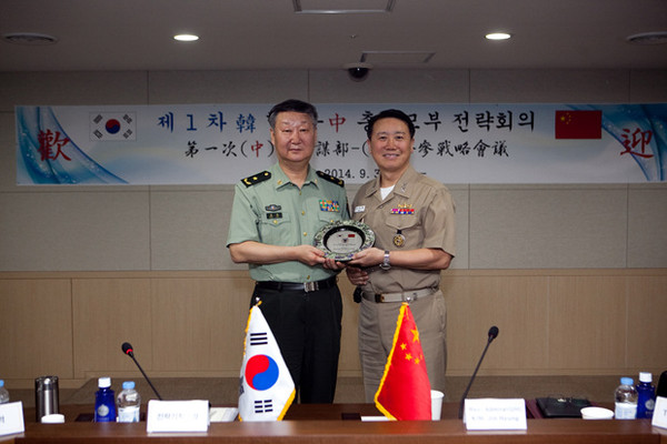 ▲ 오른쪽부터 韓 합참 전략기획부장 해군 소장 김진형(55세), 中 총참모부 전략기획부장 육군 소장 장명(57세)ⓒ국방부