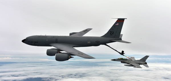 ▲ 최차규 공군참모총장이 탑승한 KF-16 전투기가 미 공군 소속 KC-135 공중급유기로부터 공중급유를 받고 있는 모습.ⓒ공군