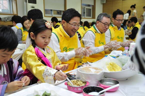 ▲ 이창재 에쓰-오일 부사장(가운데)과 조영일 부사장(오른쪽에서 2번째) 등 에쓰-오일 임직원 사회봉사단이 ‘사랑의 송편나누기’행사에서 송편을 빚고 있다.ⓒ에쓰-오일