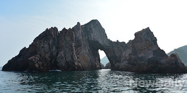 ▲ 홍도 8경중 제 1경인 남문바위 ⓒ뉴데일리 정상윤