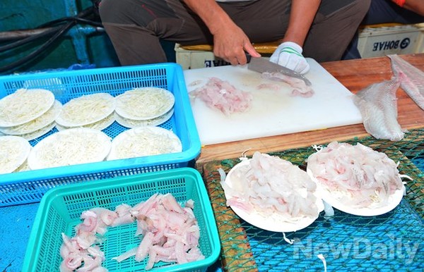 ▲ 선상횟배에서 즉석에서 만드는 모듬회  ⓒ 뉴데일리 정상윤