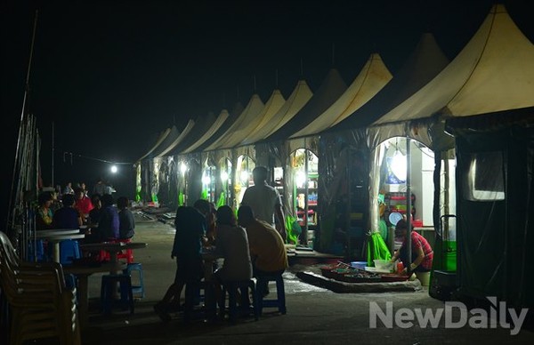 ▲ 홍도선착장 한켠에 자리하고 있는 먹거리해녀촌 ⓒ 뉴데일리 정상윤