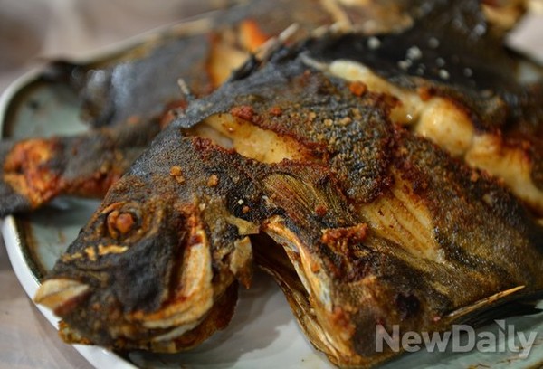 ▲ 홍도 식당에서 맛볼 수 있는 튀긴 돌돔 ⓒ 뉴데일리 정상윤