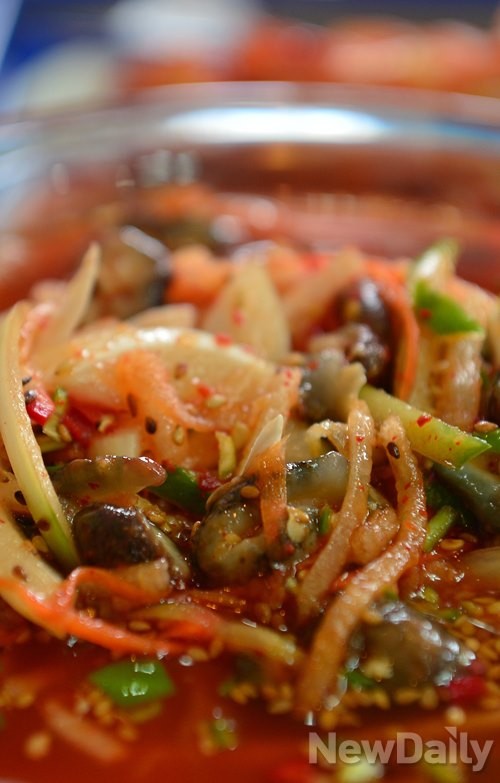 ▲ 해삼 물회, 밥과 소면을 넣어 먹거나 전복죽과 같이 먹으면 더 맛있다 ⓒ 뉴데일리 정상윤