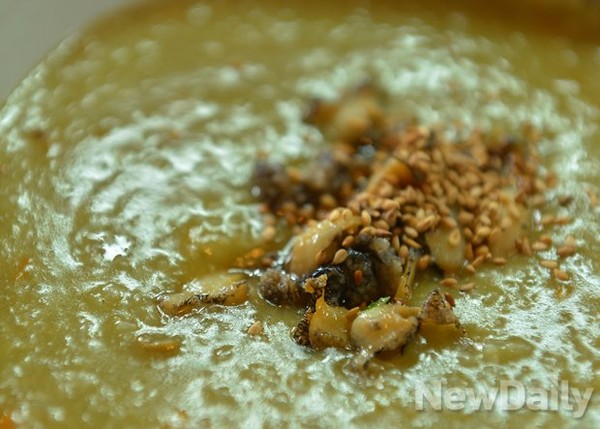 ▲ 자연산 전복이 듬뿍 들어있는 홍도 전복죽 ⓒ 뉴데일리 정상윤