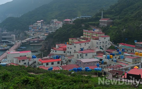 ▲ 탐방로에서 본 홍도1리 ⓒ뉴데일리 정상윤