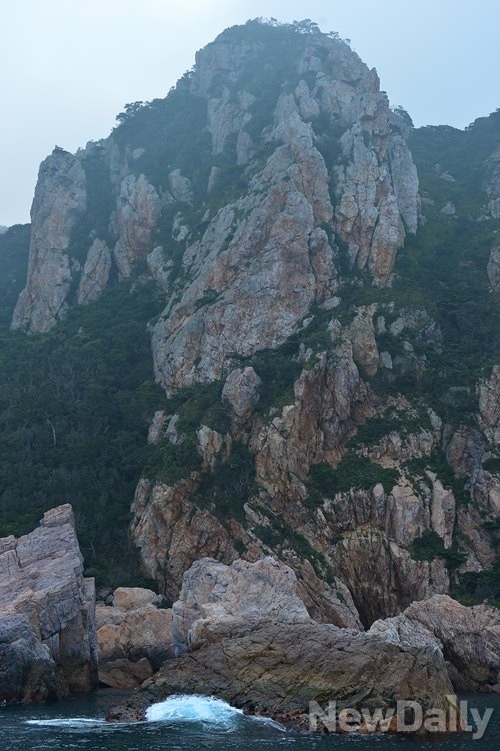 ▲ 유람선을 타면 쉽게 볼수 있는 기암괴석. 사람들의 손이 닿지 않아 희귀식물이 많이 살고 있다 ⓒ 뉴데일리 정상윤