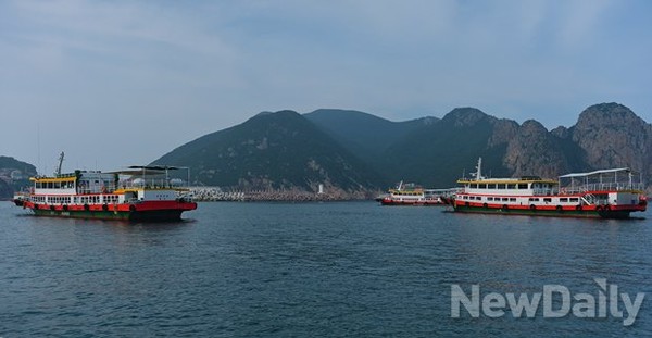 ▲ 홍도 앞바다에 정박해 있는 유람선. 세월호 침몰로 관광객이 급격히 줄어들었다  ⓒ 뉴데일리 정상윤