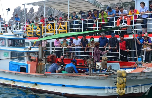 ▲ 유람선에 접안한 선상횟배  ⓒ 뉴데일리 정상윤