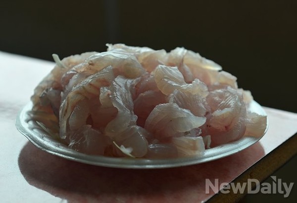 ▲ 선상횟배에서 갓 사온 모듬회  ⓒ 뉴데일리 정상윤