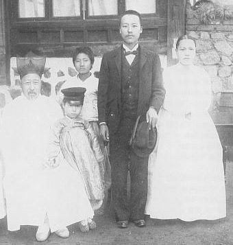 ▲ 1904년 11월 미국에 밀사로 떠나기전 가족사진. 오른쪽부터 박씨 부인, 이승만, 아들 태산, 아버지 이경선 옹 (뒤에 서있는 소년은 조카).