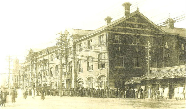 ▲ 1908년 종로에 신축된 서울YMCA 회관. 3층 벽돌건물 앞에 학생들이 줄지어 서있다.