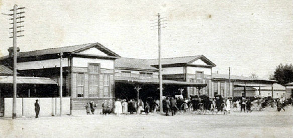 ▲ 1900년 경인선 철도의 종착역 ‘남대문 정거장’의 옛 모습. 위치는 남대문과 서대문 사이, 이화여고 신관 정문 앞쯤이다. 1900년 한강철교 개통에 따라 용산역과 남대문역이 설치되었고, 1905년 경부선 개통때 지금의 서울역을 건축하고, 남대문 역은 몇 년후 철거되었다.