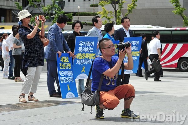 ▲ 국민은 물론 외국인 관광객들에게조차 외면받고 배경으로 전락한 새정치민주연합의 이른바 장외 투쟁. ⓒ정재훈 기자