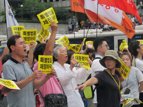 ▲ 서울 시내 한복판에서 깃발을 휘날리며 당당히 대통령을 규탄하는 집회와 표현의 자유를 마음껏 누리고 있는 좌파 세력들. 아무리 봐도 나치 독일이나 유신 시대와는 거리가 있다. ⓒ정도원 기자
