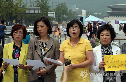 ▲ 지난해 초, 입법의 최종 책임이 국회에 있다는 것을 강조하던 새정치민주연합 유승희 의원이 2일 세월호 특별법을 대통령이 결단할 것을 촉구하며 청와대로 향하는 모순적 언동을 보여주고 있다. ⓒ연합뉴스DB