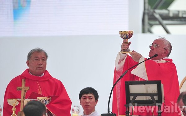 ▲ 염수정(좌) 추기경과 프란치스코 교황.   ⓒ 정재훈 기자