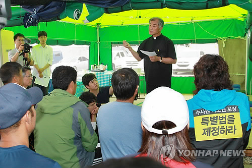 ▲ 지난달 18일 김건태 신부가 교황이 한국을 떠나는 비행기 안에서 가족들을 위해 기도했다며 말을 전달하고 있다. ⓒ연합뉴스