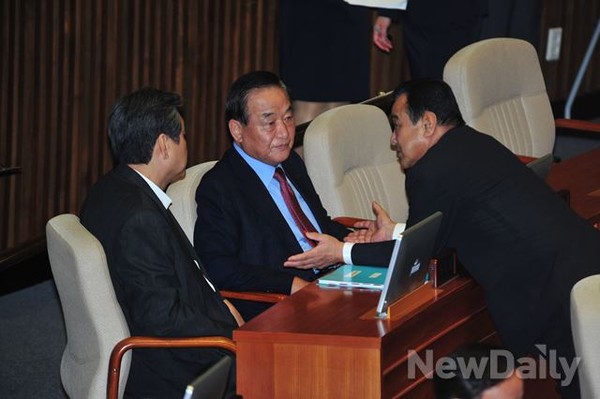 ▲ ▲ 결국, 여당 지도부가 추석을 전후로 세월호 사고 이후 하락곡선을 그리고 있는 민생경제를 적극적으로 챙기면서 경직된 정치권의 분위기를 반전시킬지 귀추가 주목된다. 김무성 당 대표(왼쪽) 서청원 최고위원(가운데) 이완구 원내대표(오른쪽)   ⓒ뉴데일리DB