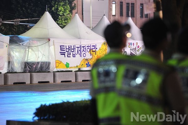 ▲ ▲ 야당이 세월호 특별법 제정을 요구하며 광화문에서 농성하고 있다. ⓒ뉴데일리 이종현 기자