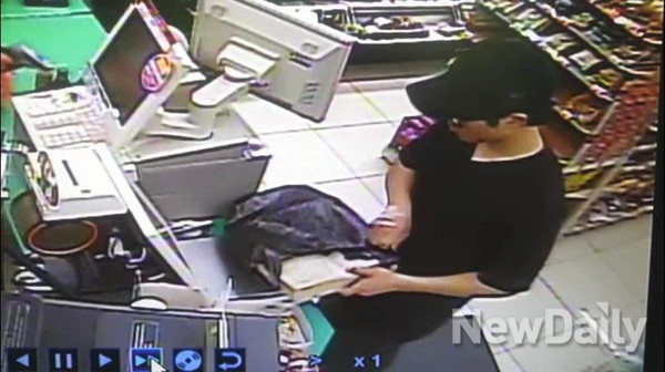 ▲ 괴소포를 발송한 용의자의 CCTV 화면.ⓒ국방부