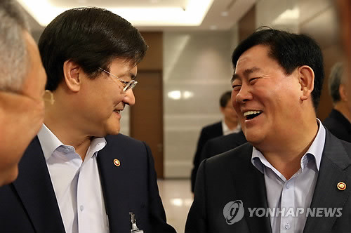 ▲ 9·1 부동산 대책은 최경환 경제부총리가 지난달 22일 새누리당 연찬회 특강에서 밝혔던 규제 완화를 통한 부동산 경기 회복 발언의 연장선상에 있다는 지적이다. 사진은 2일 국무회의에 앞서 담소를 나누고 있는 최경환 부총리와 서승환 장관. ⓒ연합뉴스DB