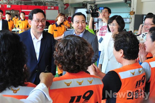 ▲ 새누리당 이완구 원내대표를 비롯한 당직자들이 5일 오전 용산소방서에서 의용소방대원들과 인사를 나누고 있다. ⓒ이종현 기자