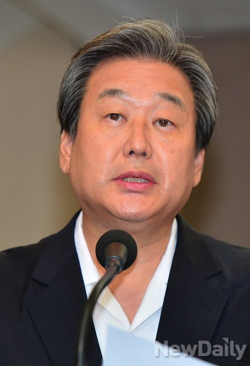 ▲ ▲ 김무성 새누리당 대표는 5일 오전 같은 당 동료 의원들과 함께 인천시 연수구에 있는 대한적십자사 사할린 동포 복지회관을 방문해 점심 급식 봉사를 했다. ⓒ사진 정상윤 기자