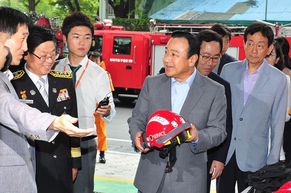 ▲ ▲ 이완구 원내대표는 5일 서울 용산구 한강로에 있는 용산소방서를 찾아 시설과 소방 장비 등을 둘러본 뒤 추석 연휴에도 근무하는 119 소방대원들을 격려했다. ⓒ사진 이종현 기자