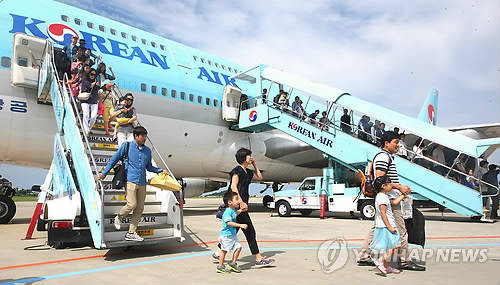 ▲ 사실상 추석연휴가 시작된 5일 오전 제주공항에 도착한 국내선 항공편인 대한항공 KE1259편에서 귀성객과 관광객들이 내리고 있다.ⓒ 연합뉴스