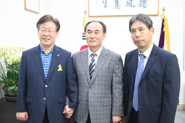 ▲ 오른쪽부터 신문선 대표, 김학범 감독, 이재명 구단주.ⓒ성남FC